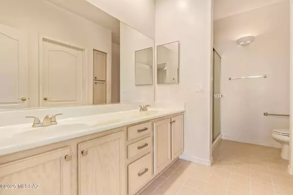 496 W Knotwood Street, Green Valley, AZ 85614