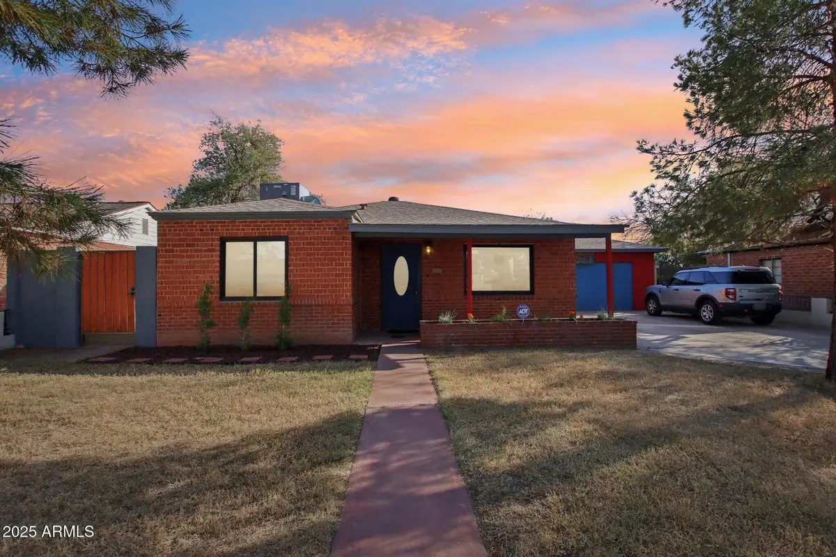 2511 E Pinchot Ave, Phoenix, AZ 85016-7909