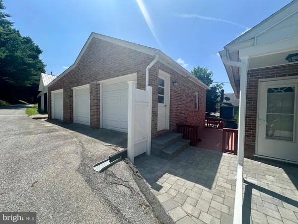 33 N CAMP ST, Windsor, PA 17366