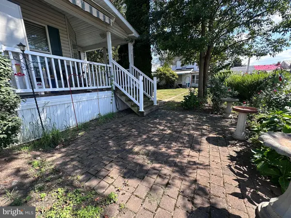 27 E BROADWAY, Etters, PA 17319
