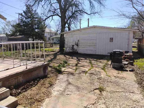 220 E Kansas, Walters, OK 73572