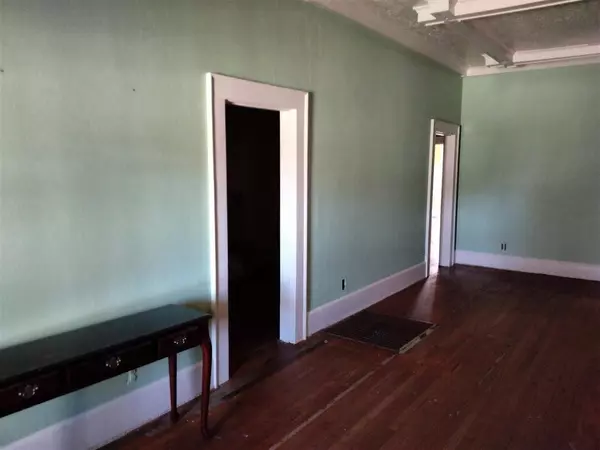 220 E Kansas, Walters, OK 73572