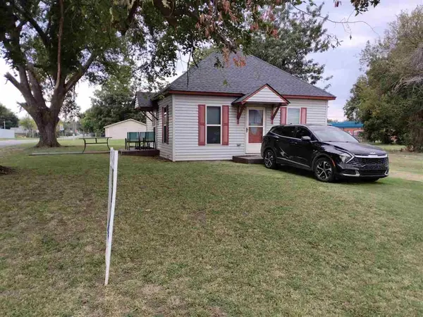 121 S 3rd St, Cyril, OK 73029