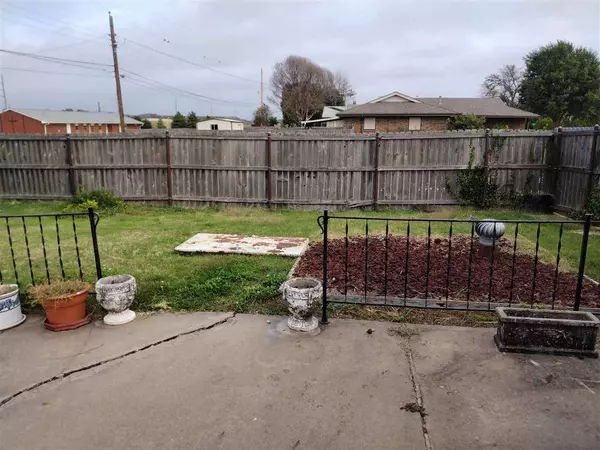 1424 NW 50th St, Lawton, OK 73501