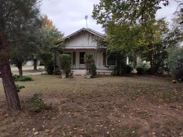 303 E Oklahoma St, Walter, OK 73572