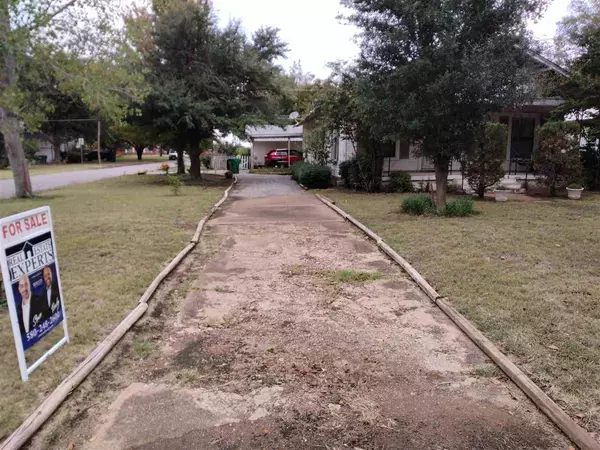 303 E Oklahoma St, Walter, OK 73572