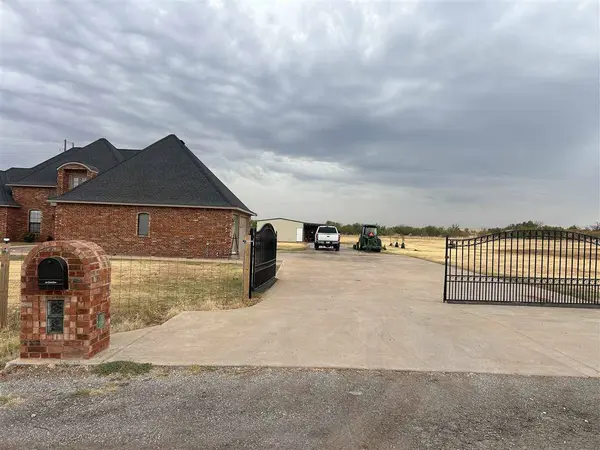 203 Soleil Dr, Walters, OK 73572