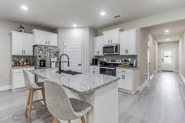 84 Saltmeadow Circle, Ocean Springs, MS 39564