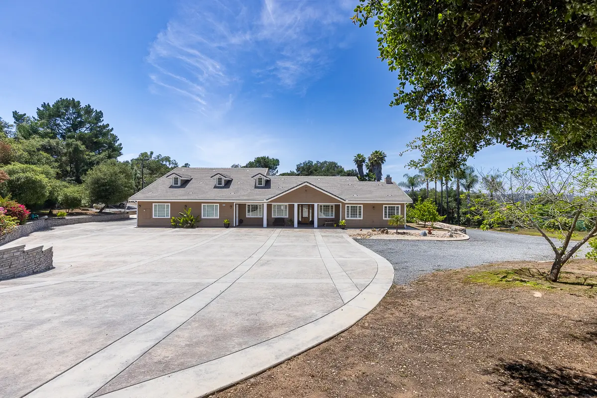 10166 Rancho Roble Rd, Escondido, CA 92026-7315