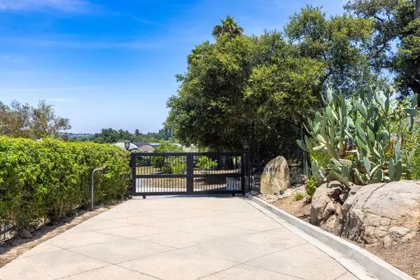 10166 Rancho Roble Rd, Escondido, CA 92026-7315