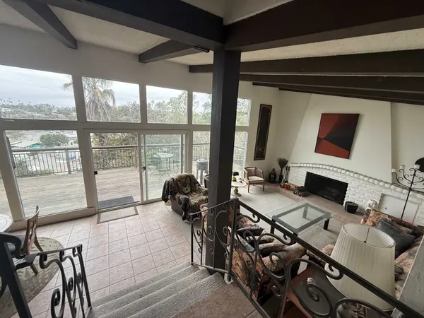 306 Ocean View Dr, Vista, CA 92084-6052