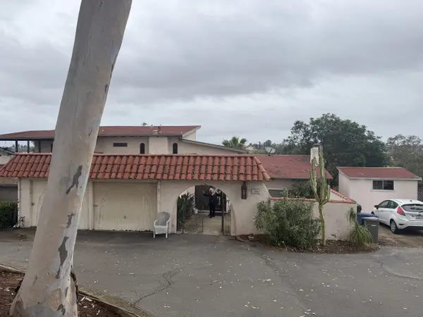 306 Ocean View Dr, Vista, CA 92084-6052