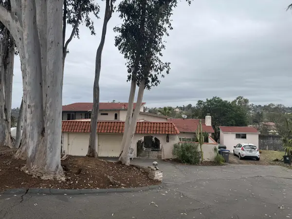 306 Ocean View Dr, Vista, CA 92084-6052