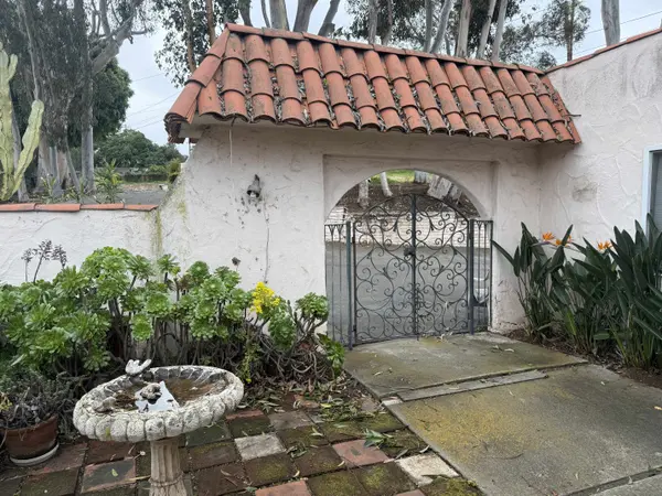 306 Ocean View Dr, Vista, CA 92084-6052