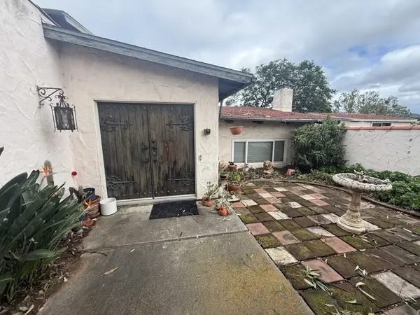 306 Ocean View Dr, Vista, CA 92084-6052