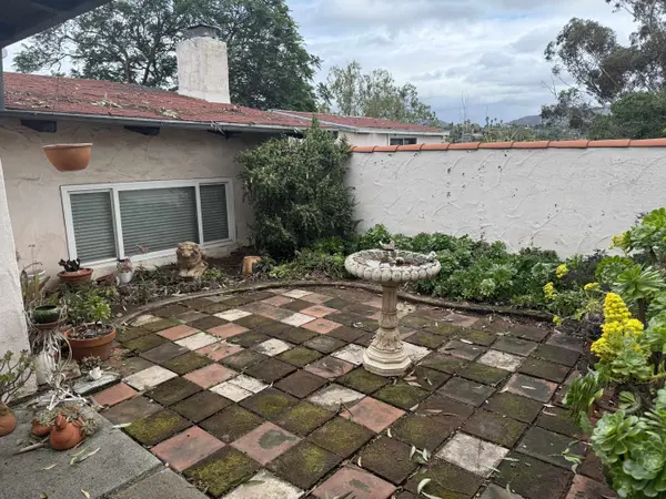 306 Ocean View Dr, Vista, CA 92084-6052