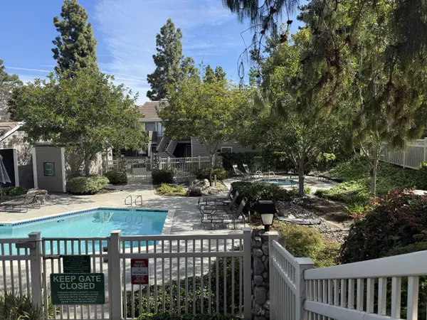 1091 Shadowridge Dr #118, Vista, CA 92081-9051