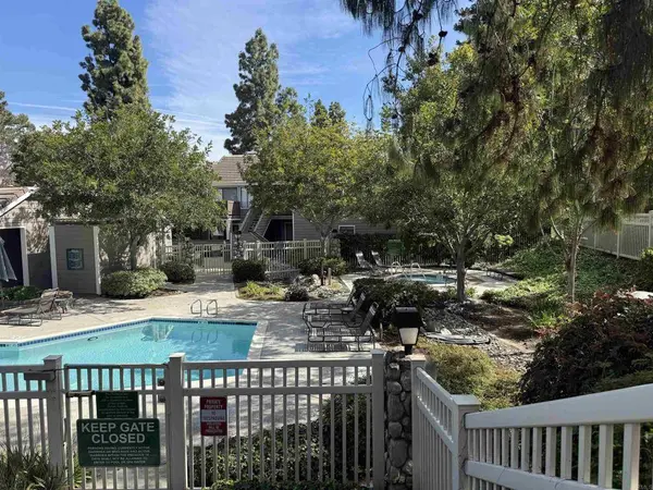 1091 Shadowridge DR #118, Vista, CA 92081