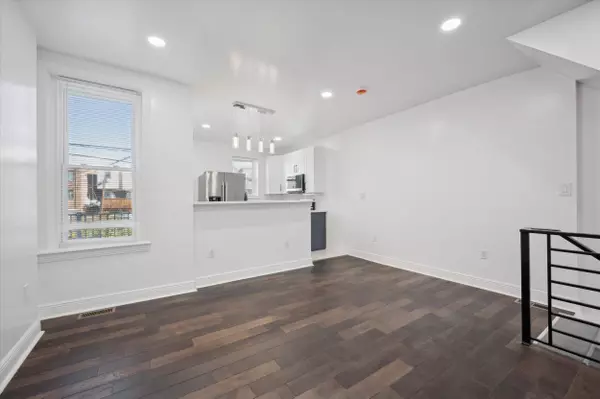 6733 N Woodstock St, Philadelphia, PA 19138-2621