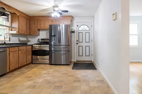 20 Lively Ln, Springfield, MA 01109