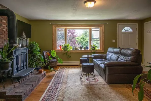 80 Knollwood Dr, Westfield, MA 01085