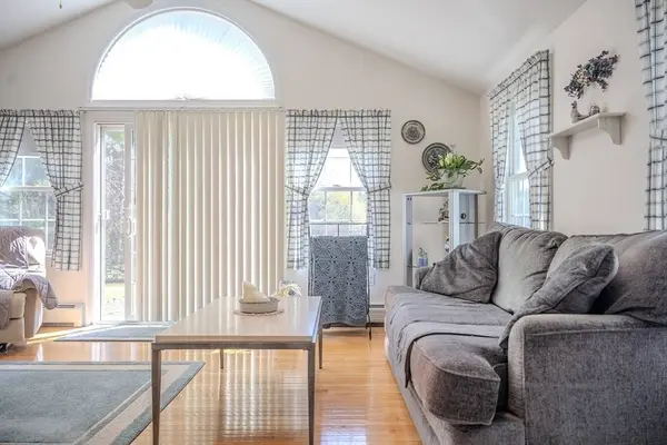 8 Applewood Ln, Holyoke, MA 01040