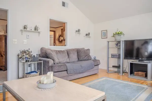 8 Applewood Ln, Holyoke, MA 01040