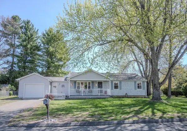 8 Applewood Ln, Holyoke, MA 01040