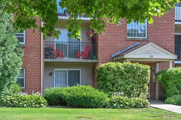 24 Maple Crest Cir #F, Holyoke, MA 01040