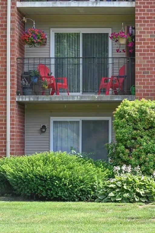 24 Maple Crest Cir #F, Holyoke, MA 01040
