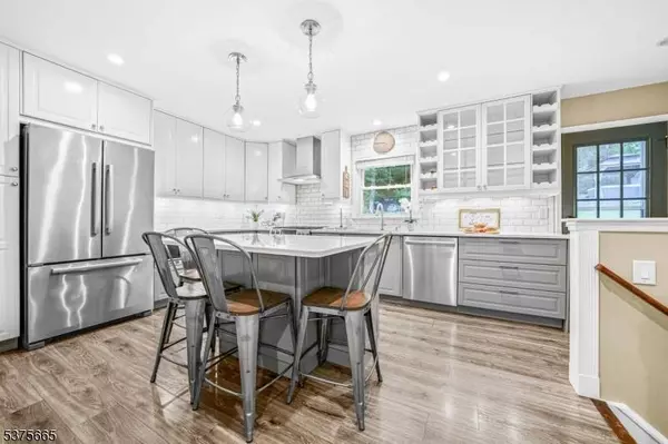 95 Knolls Rd, Bloomingdale Boro, NJ 07403