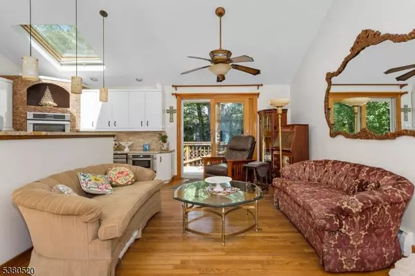 6 Mulberry Trl, Kinnelon Boro, NJ 07405