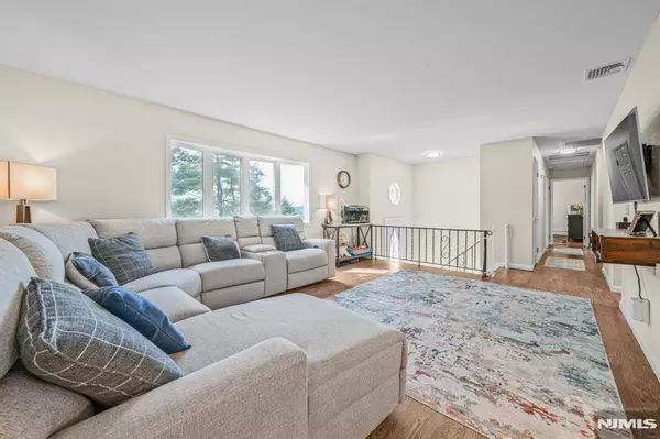 18 Juniper TER, Ringwood, NJ 07456