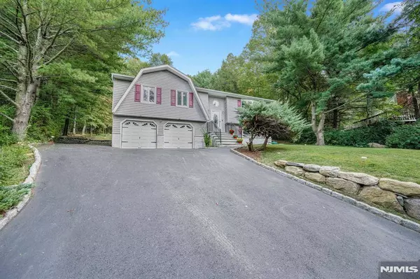 18 Juniper TER, Ringwood, NJ 07456