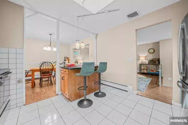 18 Juniper TER, Ringwood, NJ 07456