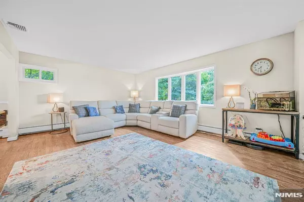 18 Juniper TER, Ringwood, NJ 07456