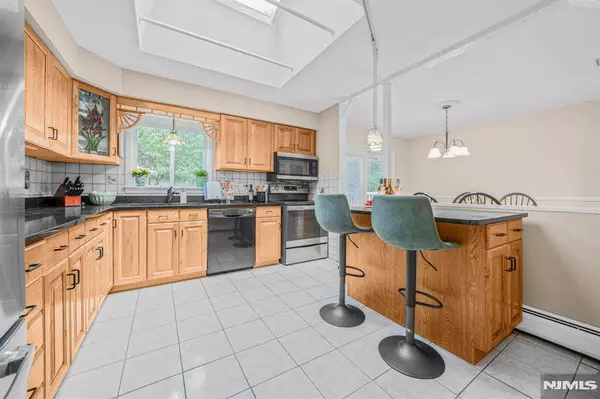 18 Juniper TER, Ringwood, NJ 07456