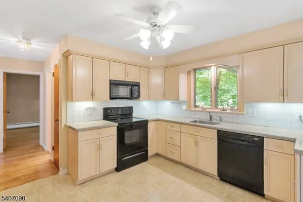 3 Mulberry Trl, Kinnelon Boro, NJ 07405