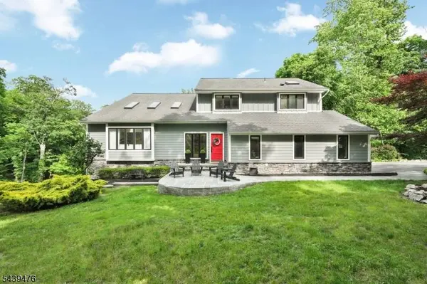 11 Hemlock Ln, Kinnelon Boro, NJ 07405