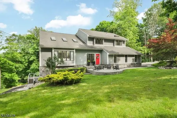 11 Hemlock Ln, Kinnelon Boro, NJ 07405