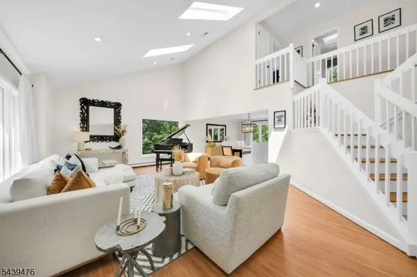 11 Hemlock Ln, Kinnelon Boro, NJ 07405