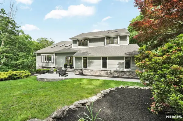 11 Hemlock LN, Kinnelon Borough, NJ 07405