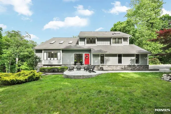 11 Hemlock LN, Kinnelon Borough, NJ 07405