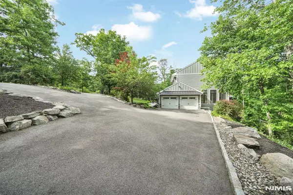 11 Hemlock LN, Kinnelon Borough, NJ 07405