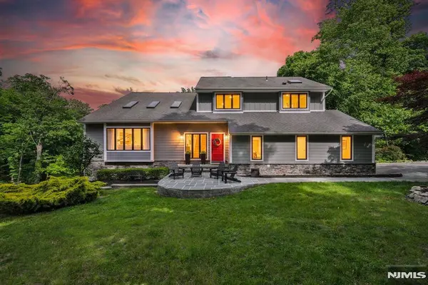 11 Hemlock LN, Kinnelon Borough, NJ 07405