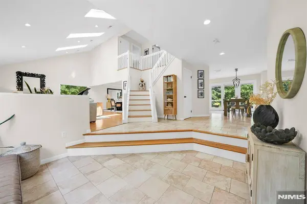 11 Hemlock LN, Kinnelon Borough, NJ 07405