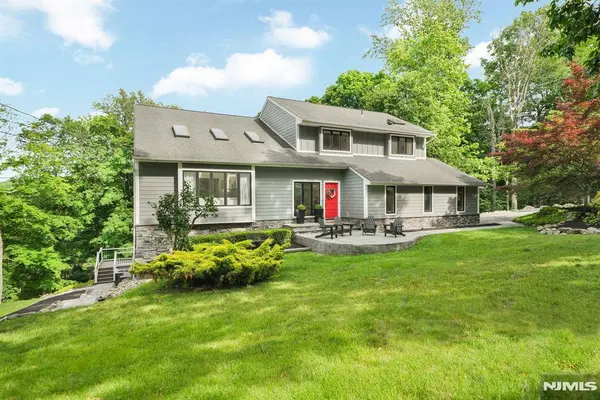 11 Hemlock LN, Kinnelon Borough, NJ 07405