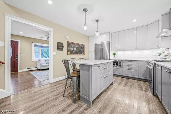 95 Knolls Rd, Bloomingdale Boro, NJ 07403