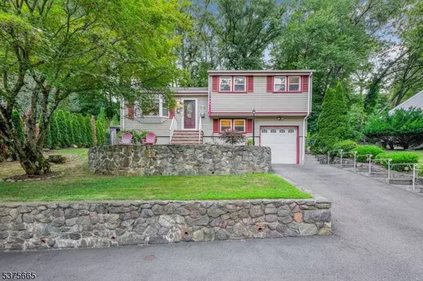 95 Knolls Rd, Bloomingdale Boro, NJ 07403