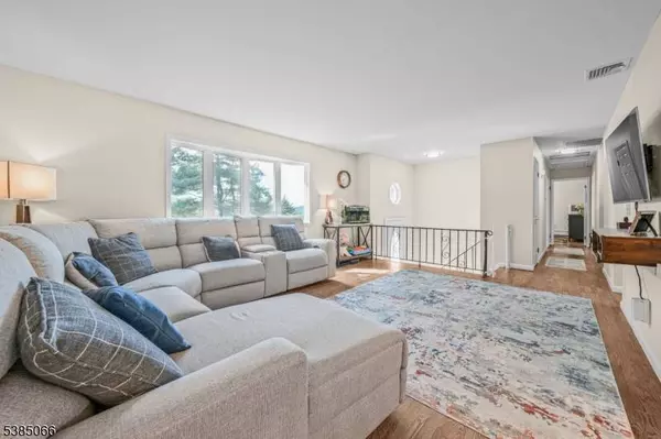 18 Juniper Ter, Ringwood Boro, NJ 07456